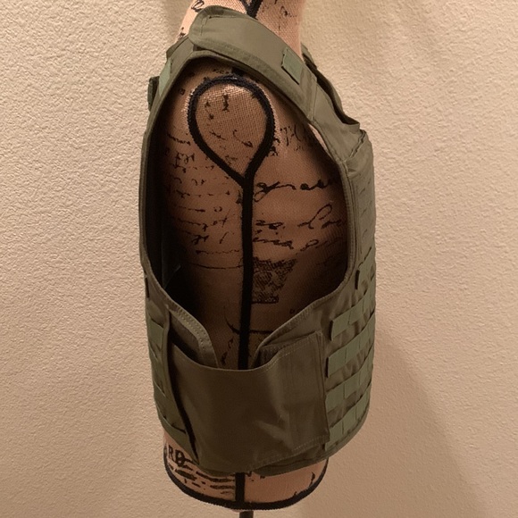 Tactical Carrier / Hunting Protective Gear Vest - Picture 7 of 12